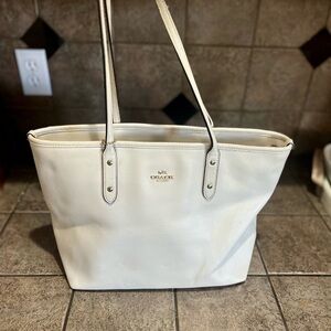 Coach White Leather Tote Bag with Minimalist Design